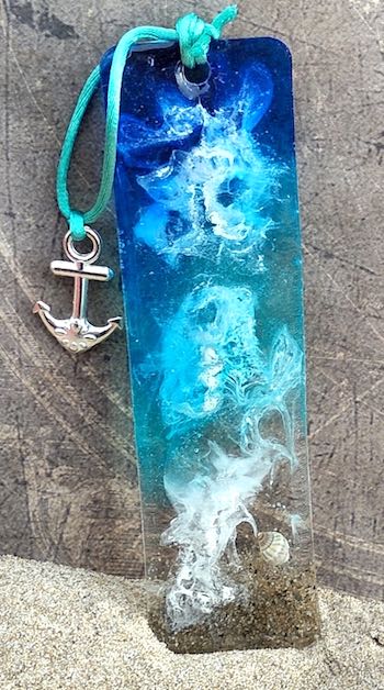 artist: Angela - resin and shells keychain